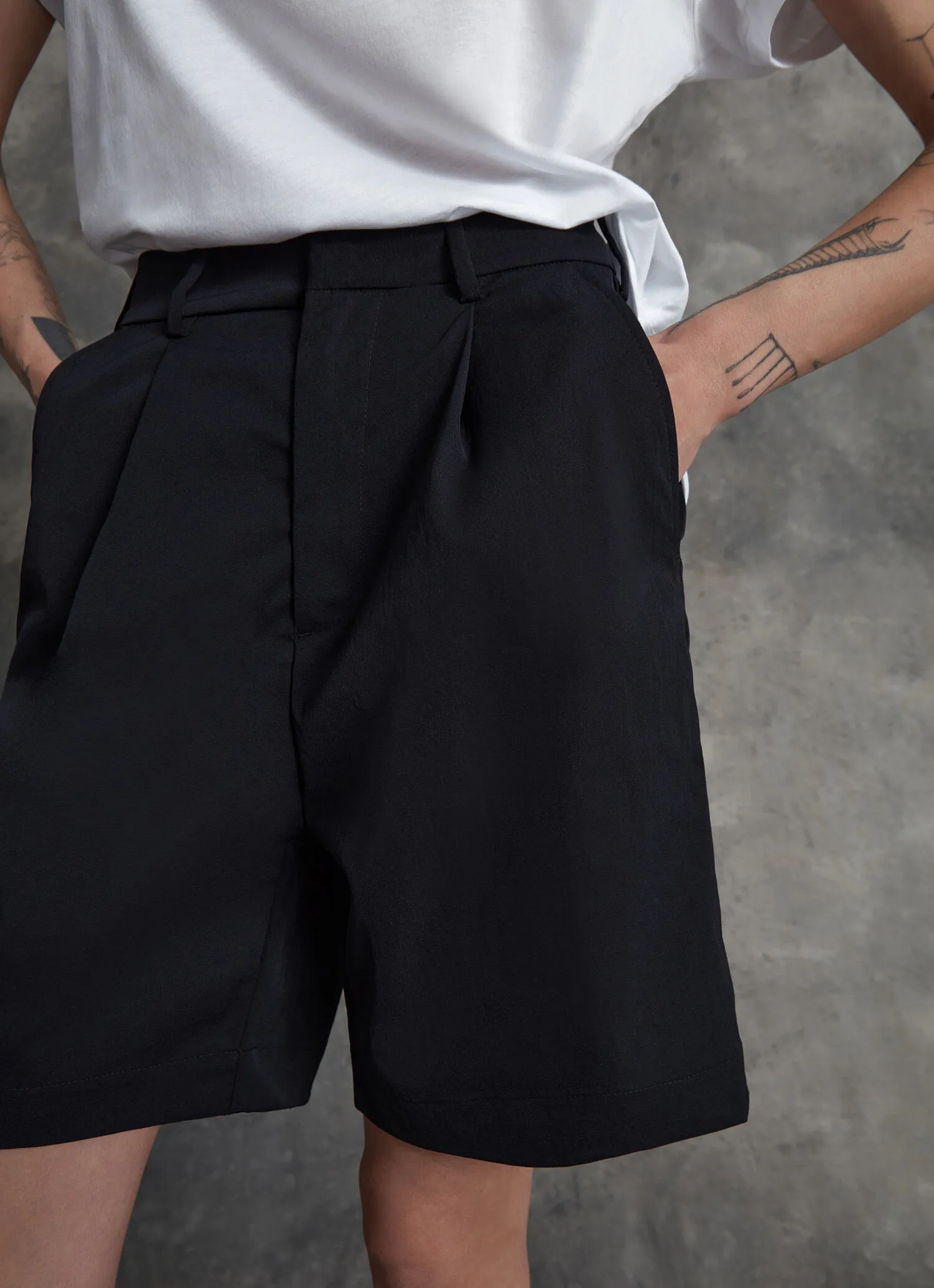 Cropped trousers with darts