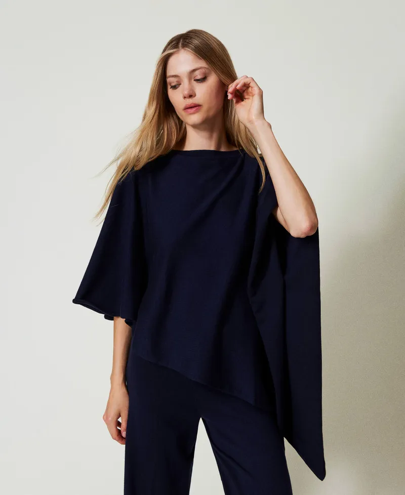 Poncho asimmetrico in maglia