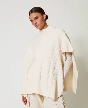 Poncho in maglia con trecce