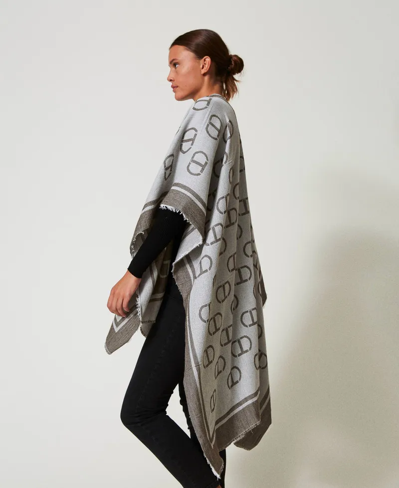 Poncho jacquard con Oval T