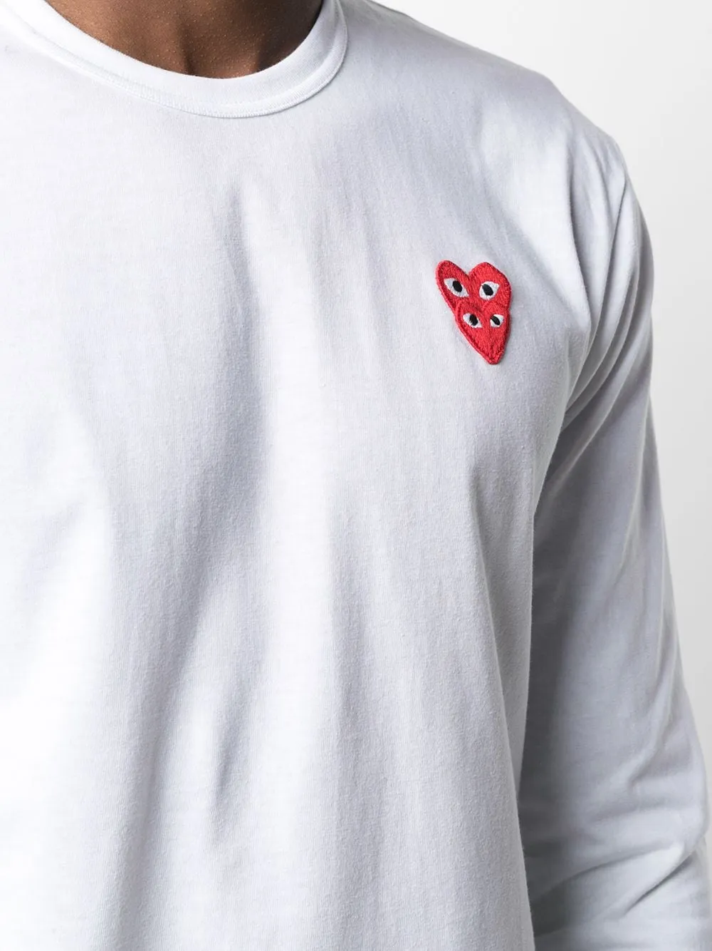 T-shirt con applicazione logo doppio cuore rosso ricamato